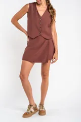 Short pollera marrón con lazo en la cintura, de corte mini y tiro alto.