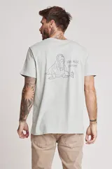 Remera blanca de manga corta con cuello redondo y un pequeño estampado azul en el pecho.
