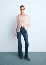 Jean de corte flare con tiro alto, confeccionado en tejido de algodón con un toque de elastano. Presenta cierre de botón y cremallera, trabillas para cinturón y diseño clásico de cinco bolsillos.