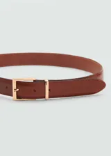 Cinturón de cuero vacuno color marrón con hebilla cuadrada metálica en tono dorado.