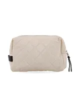 Neceser color beige con diseño acolchado en forma de rombos, cierre de nylon, manija de mano en cinta textil y logo metálico de la marca.