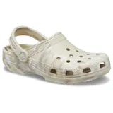 Zuecos Crocs modelo Classic Marbled en color beige con efecto jaspeado multicolor. Presenta perforaciones de ventilación en la parte superior y tira ajustable en el talón.