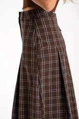 Pantalón de corte wide leg con diseño de cuadros, confeccionado en algodón. Presenta tiro medio, pinzas frontales y bolsillos laterales.