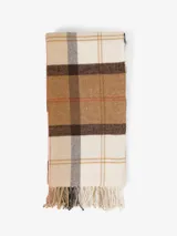 Bufanda de diseño clásico a cuadros en tonos beige, marrón, blanco y gris, con finas líneas rojas y flecos largos en los extremos.