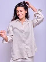 Camisa de manga larga color verde.