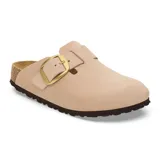 Zueco Birkenstock modelo Boston Big Buckle, color beige, con capellada de cuero, hebilla grande metálica dorada, plantilla de corcho y suela de goma oscura.