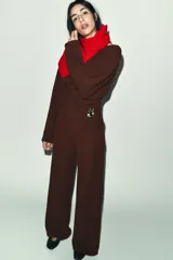 Pantalón de tiro alto con cintura elástica y diseño de pernera ancha, confeccionado en tejido de punto con textura.