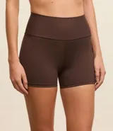 Bermuda deportiva de tiro alto confeccionada en microfibra de poliamida y elastano, con diseño liso y ajuste ceñido.