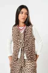 Chaleco con estampado animal print, sin mangas y con cierre frontal con lazos.