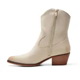 Botas cortas de cuero sintético color crema, estilo texanas, con caña media, punta fina y taco cuadrado de madera.