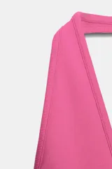 Top halter de color marrón, con escote profundo en V y diseño ajustado al cuerpo.