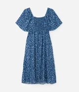 Vestido midi con estampado animal print de leopardo, escote cuadrado, mangas cortas anchas y abertura en el bajo.