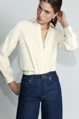 Camisa de manga larga confeccionada en mezcla de modal, con cuello solapa, cierre frontal con botones y puños clásicos.