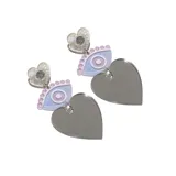 Par de aros colgantes con forma de corazón plateado, con dije de ojo celeste y flor blanca con glitter.