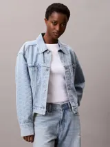 Campera de jean estilo cropped con lavado claro, cuello en punta, cierre frontal con botones metálicos y doble bolsillo en el pecho. Presenta un diseño clásico con costuras reforzadas y parche con logo de la marca.