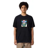 Remera negra de manga corta con estampado rectangular en el frente con diseño abstracto en colores pastel y la palabra "FORMER" en la parte superior.