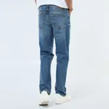 Jean de corte regular con diseño clásico de cinco bolsillos, confeccionado en denim azul con acabado ligeramente desgastado.