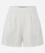 Short de cambraia color blanco, de cintura alta con elástico y bordados en la parte delantera. Tiene forro interior.