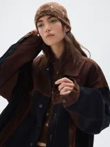 Gorro tejido tipo beanie con diseño jacquard en tonos marrones. Confeccionado en mezcla de fibras suaves.