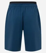 Bermuda deportiva modelo long, confeccionada en microfibra técnica de secado rápido. Presenta cintura elástica con cordón de ajuste interno y bolsillos laterales. Diseño liso de corte recto ideal para entrenamiento.
