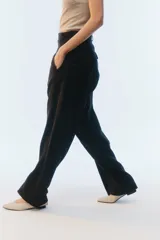 Pantalón de lino color tostado, de tiro alto y corte amplio con perneras rectas. Cuenta con pasacintos, bolsillos laterales y bolsillos traseros con solapa.