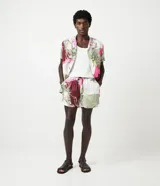 Bermuda de viscosa con estampado floral estilo patchwork, cintura elástica con cordón ajustable y bolsillos laterales.