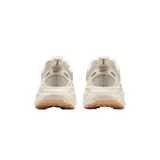 Championes Nike Vomero 18, color negro con swoosh blanco y suela gruesa en tono off-white. Diseñados con tecnología ZoomX para máxima amortiguación y retorno de energía, ideales para running.