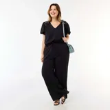 Pantalón ancho de punto crepé color negro, con diseño holgado y fluido.