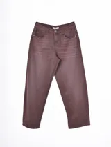 Pantalón jean de corte relaxed y tiro medio, en tono marrón oscuro con efecto deslavado. Cuenta con bolsillos frontales y traseros, y cierre de botón y cremallera.