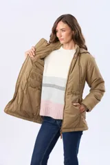 Campera de abrigo color beige con capucha desmontable, cierre frontal y cordón ajustable en la cintura. Cuenta con forro interior de sherpa, bolsillos frontales y puños de tejido acanalado.