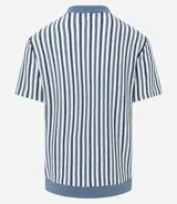 Polo de punto de manga corta para hombre, con cuello estilo cubano (sin botones) y patrón de rayas verticales en tonos azul marino, blanco y gris claro.