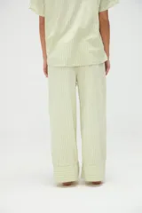 Pantalón de pijama de algodón con diseño de rayas verticales en tonos azul y bordó, corte holgado, cintura elástica y botamangas con vuelta.