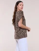 Blusa de punto fino de acrílico con hilos de lúrex metalizado, diseño estampado de leopardo y silueta amplia de manga corta.