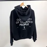 Canguro negro de algodón con capucha y corte boxy. Estampado en la espalda con la frase "Community of talented people" y el logo de la marca.