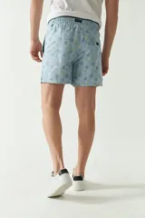 Short de baño con estampado de hojas en tonos azules, cintura elástica con cordón ajustable, bolsillos laterales y bolsillo trasero. Cuenta con logo bordado y tejido ligero de secado rápido.