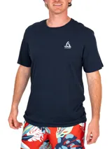 Remera azul marino de manga corta con gran estampado en la espalda que ilustra una escena de rugby junto al texto "Modo imparable".