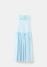 Vestido midi celeste de lino con escote recto, tirantes finos, cuerpo fruncido y falda evasé con volados.