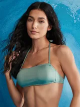 Top de bikini tipo bandeau color verde oliva, con breteles finos ajustables y copas removibles.