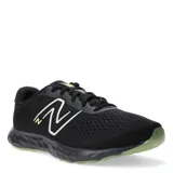 Championes de running New Balance modelo 520 V8, color negro con detalles en verde lima. Presentan una parte superior de malla transpirable con superposiciones sin costuras y una suela con amortiguación liviana.