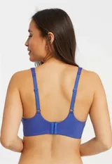 Bralette de lycra azul con copa interna removible, sin aro, breteles fijos regulables y cierre trasero de tres posiciones.