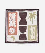 Pañuelo cuadrado de satén con estampado abstracto en tonos terracota, marrón, verde y blanco.