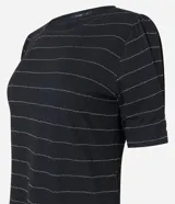 Blusa de viscosa color negro con estampado de rayas horizontales plateadas, cuello redondo y mangas cortas.
