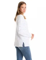Buzo de tejido soft con efecto jaspeado en tonos blanco y azul. Presenta escote a la base con terminación rib, mangas largas de corte recto y ruedo recto con tajos laterales.