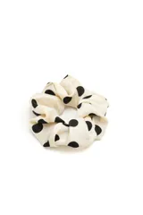 Colero de tela satinada color crema con estampado de lunares negros.