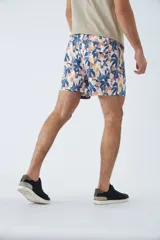 Short de baño con estampado de hojas lineales en tono rosado, cuenta con cintura elástica ajustable mediante cordón, bolsillos laterales y un bolsillo trasero. Incluye suspensor interno y logo bordado.