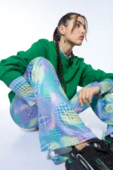 Pantalón oxford de lycra con estampado psicodélico en tonos celeste, lila, amarillo y verde.