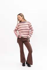 Buzo de tejido de punto con diseño de rayas horizontales en tonos rosado y gris oscuro, cuello alto y mangas largas con puños rectos.