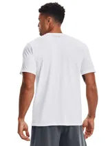 Remera de manga corta Under Armour, confeccionada en tejido Charged Cotton® que combina la suavidad del algodón con propiedades de secado rápido. Presenta un diseño de cuello redondo y estampado gráfico con el logo y nombre de la marca en el frente.
