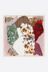 Pañuelo cuadrado de diseño patchwork con diversos estampados florales, de lunares, rayas y cuadros en una paleta multicolor.