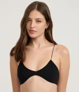 Soutien top confeccionado en tul negro, de diseño minimalista con recorte central y breteles finos.